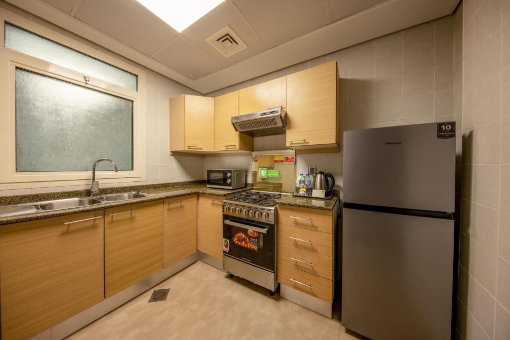 Kuchyň nebo kuchyňský kout v ubytování TIME Ruby Hotel Apartment