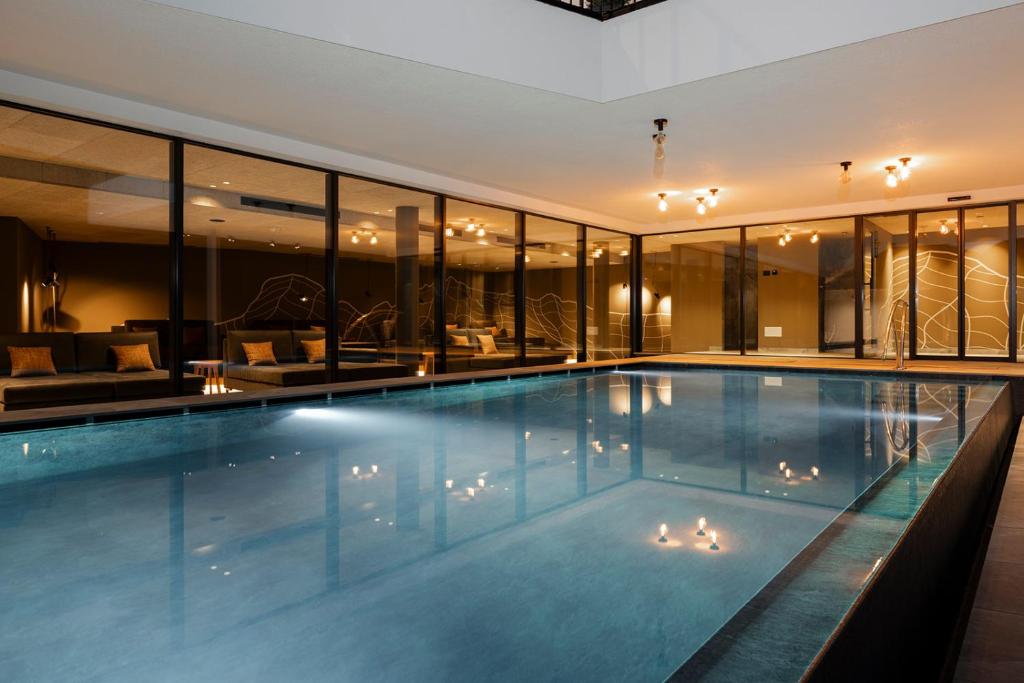 Bazén v ubytování Hotel Alpenrose Dolomites nebo v jeho okolí