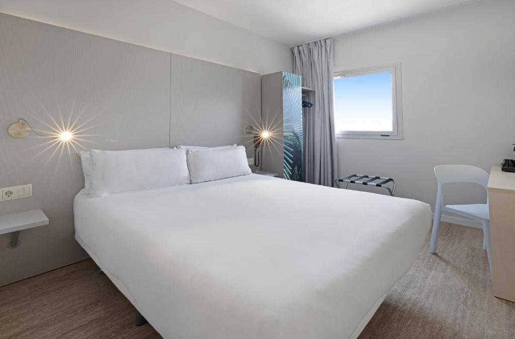 Postel nebo postele na pokoji v ubytování B&B HOTEL Girona 2