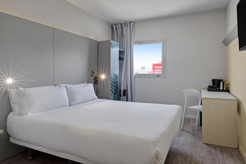 Postel nebo postele na pokoji v ubytování B&B HOTEL Girona 2