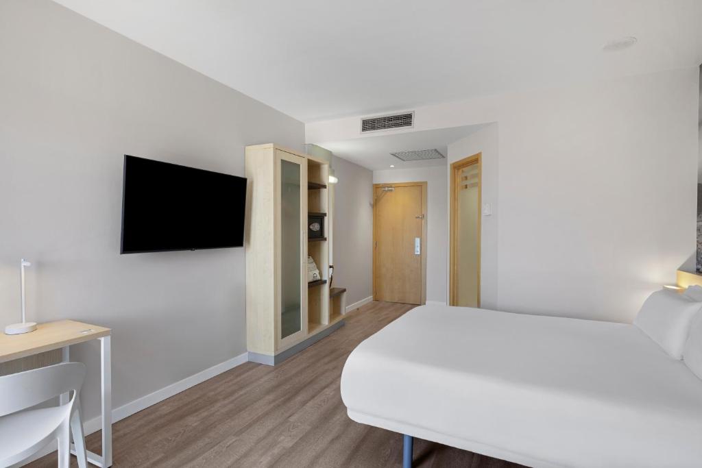 TV a/nebo společenská místnost v ubytování B&B HOTEL Girona 3