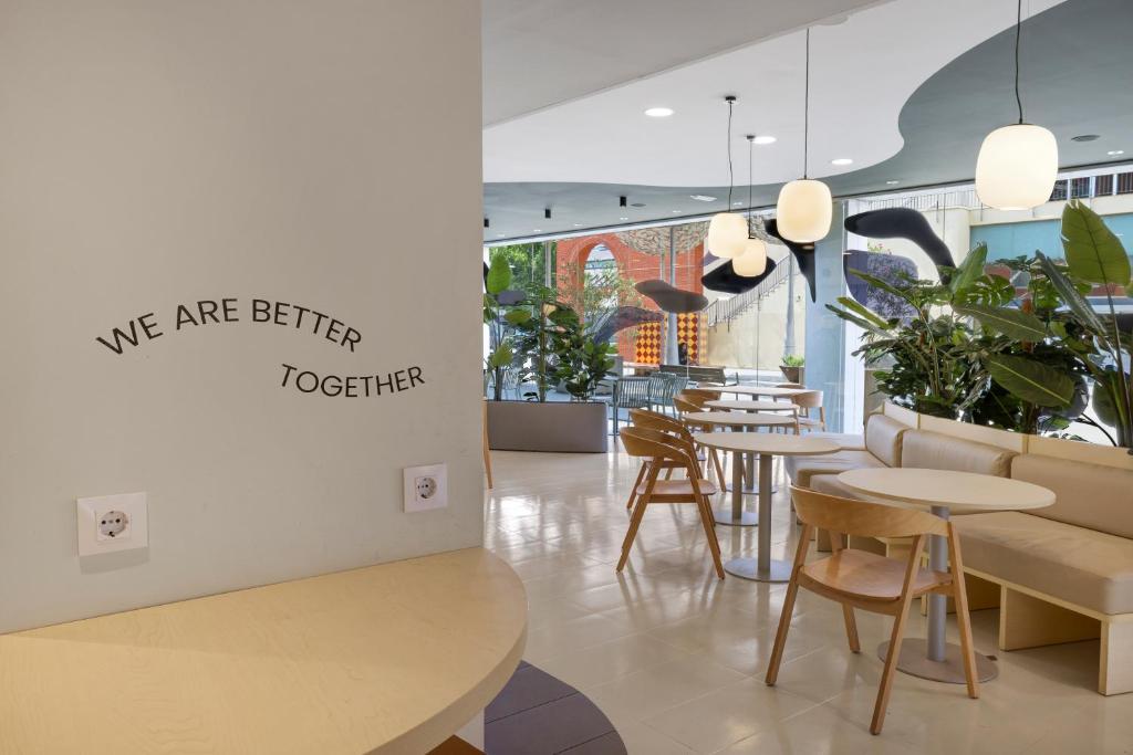 Posezení v ubytování B&B HOTEL Girona 3