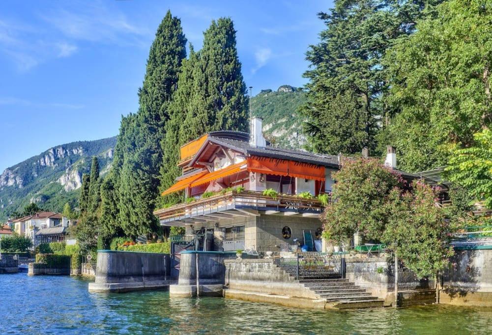 een huis aan het water in een meer bij Villa meridiana in Lierna
