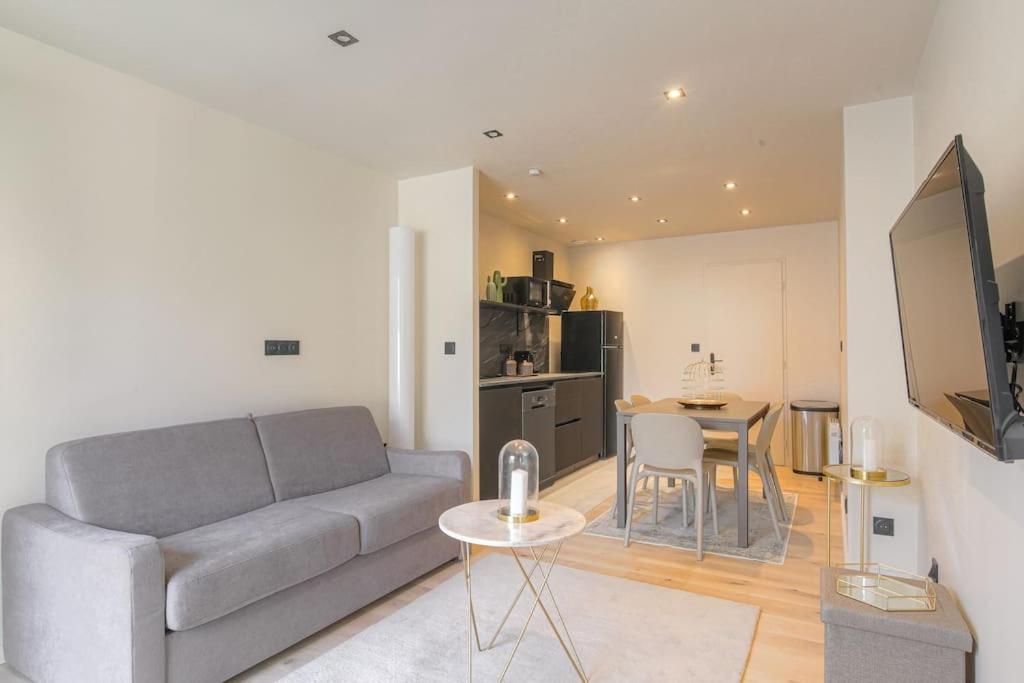un salon avec un canapé et une table dans l'établissement T3 spacieux en duplex, 2 chambres, Villeurbanne, à Villeurbanne