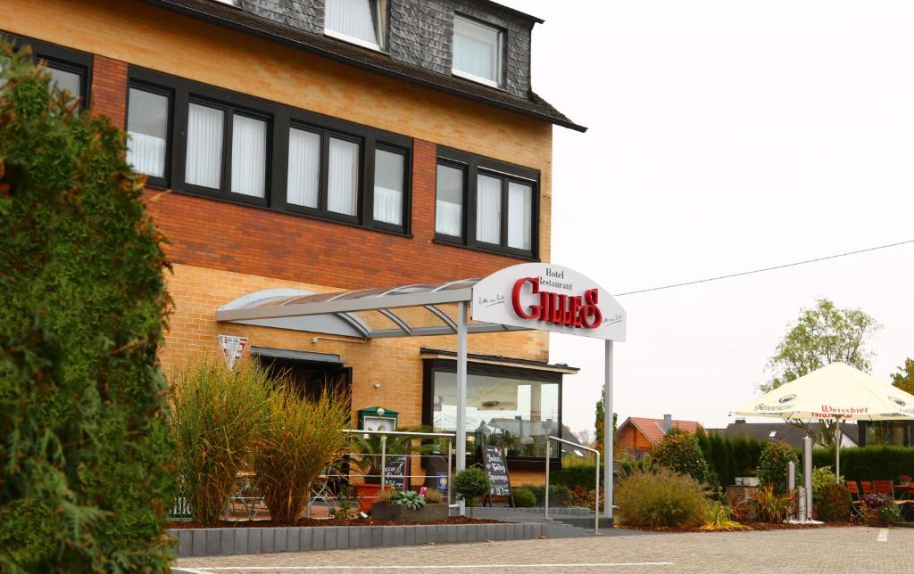 un restaurante de comida rápida con un cartel de CD frente a un edificio en Hotel Restaurant Gilles, en Kollig