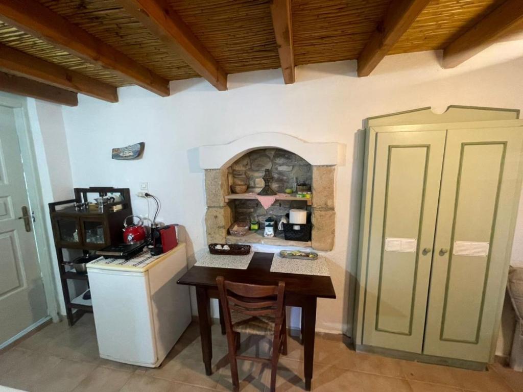Kuchyň nebo kuchyňský kout v ubytování Petrino 2 - Traditional Lerian House