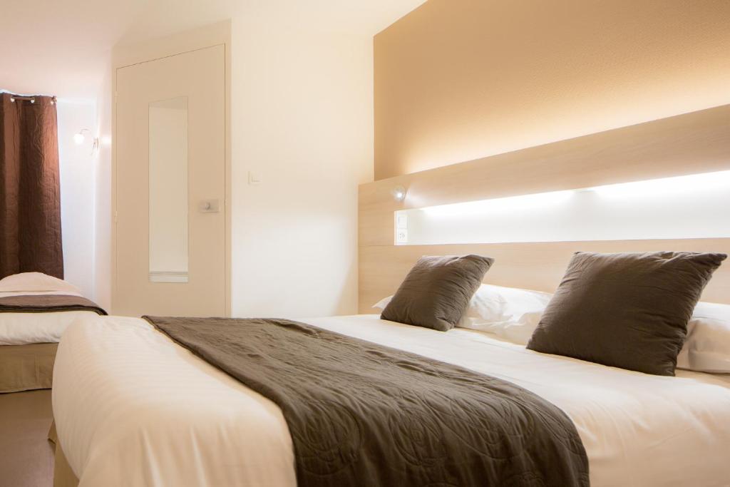 Postel nebo postele na pokoji v ubytování Hotel Restaurant l'Eskemm St Brieuc-Trégueux