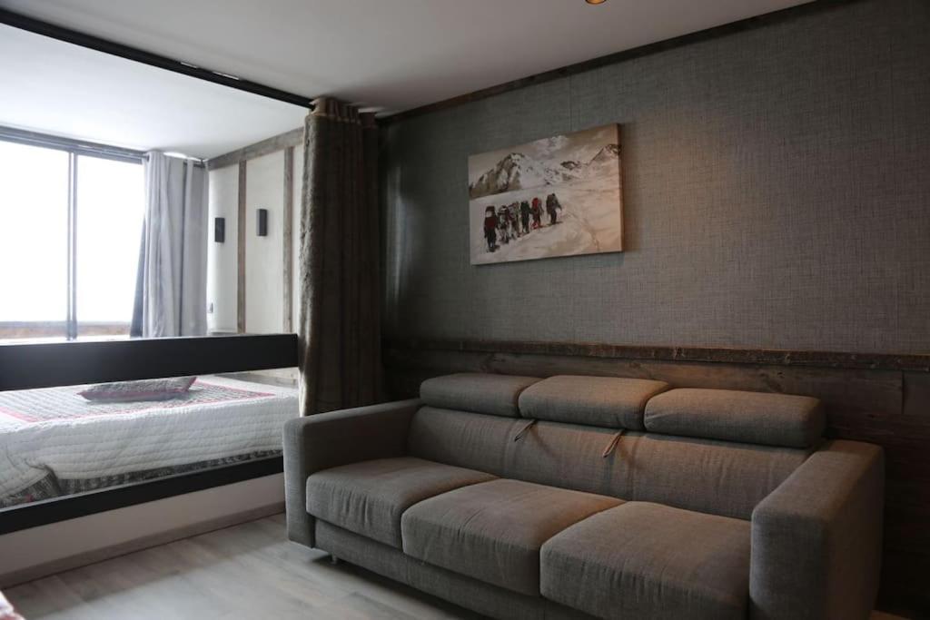 un salon avec un canapé et un lit dans l'établissement Val Tho - New - Ski in - Near slalom, à Val Thorens