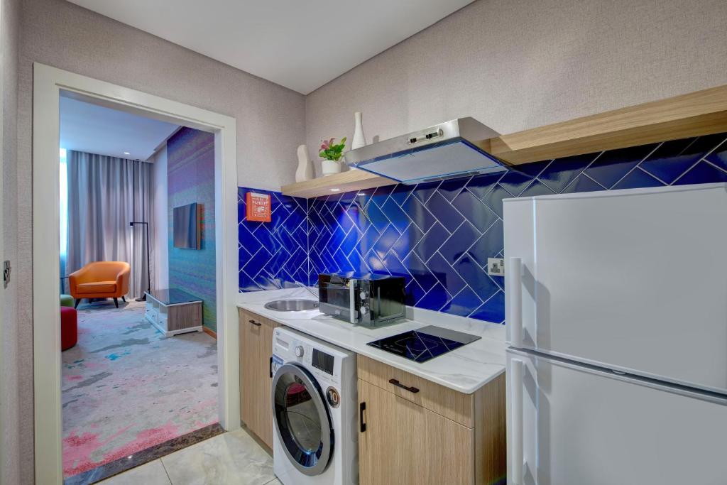 Kuchyň nebo kuchyňský kout v ubytování La Quinta by Wyndham Abu Dhabi Al Wahda