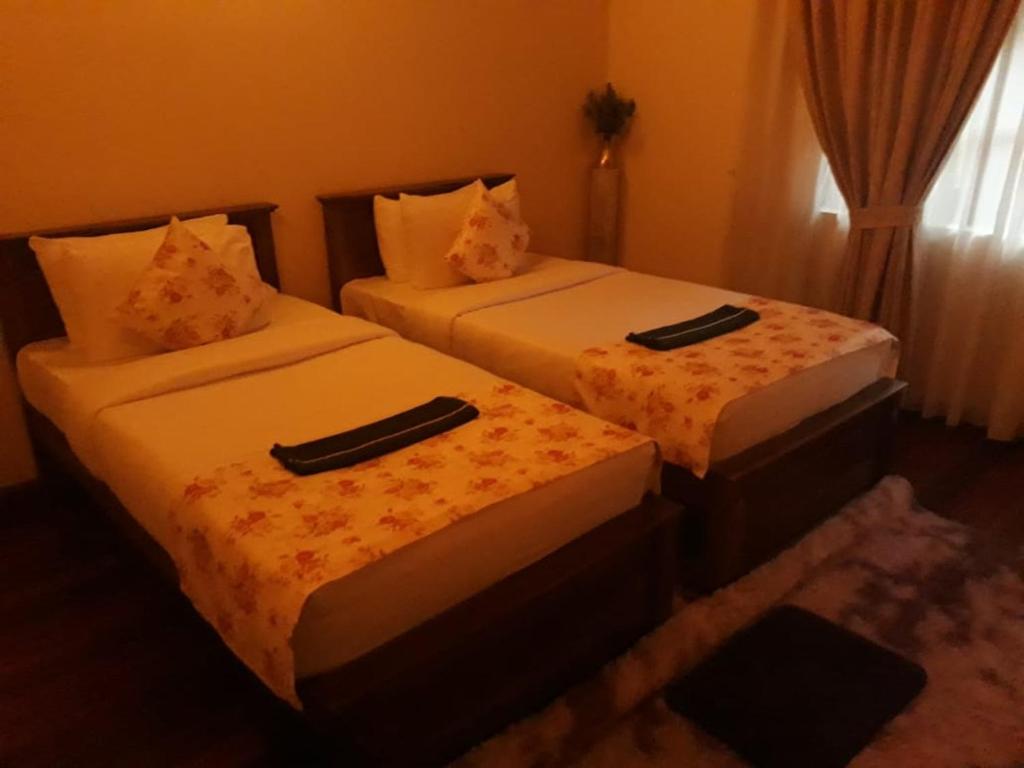 The Loris Manor - 11