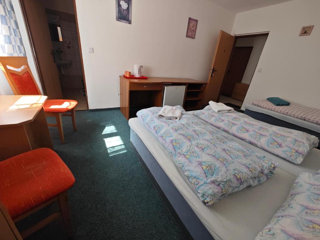 Postel nebo postele na pokoji v ubytování Bouda Jestřábí