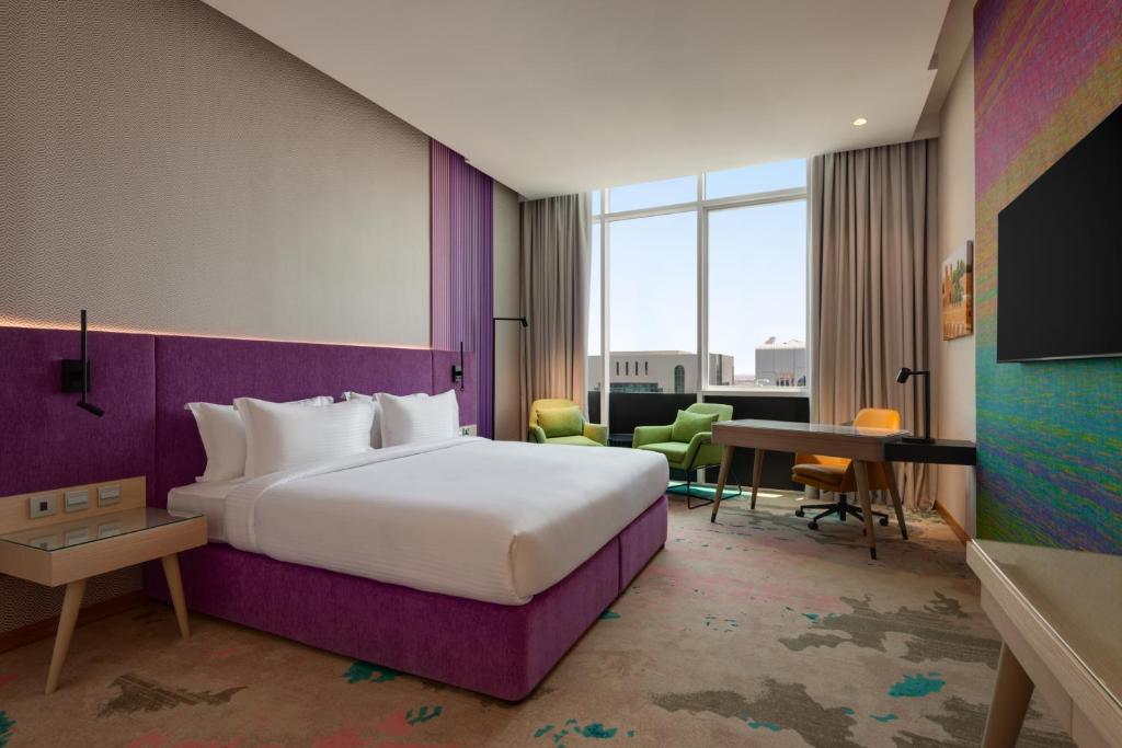 Postel nebo postele na pokoji v ubytování La Quinta by Wyndham Abu Dhabi Al Wahda