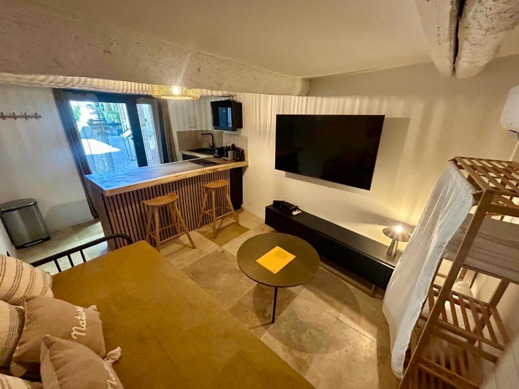 un salon avec un canapé et une télévision à écran plat dans l'établissement CALANQUE DE MORGIOU, à Cassis