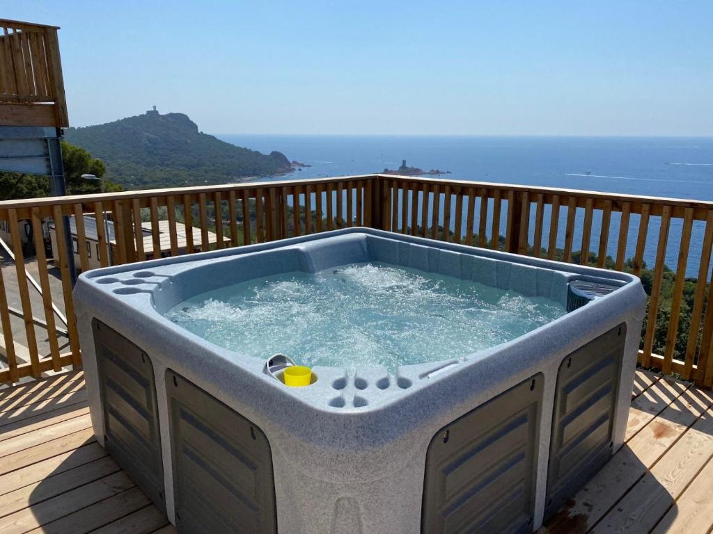 - un bain à remous sur une terrasse avec l'océan en arrière-plan dans l'établissement Segur 9, à Saint-Raphaël