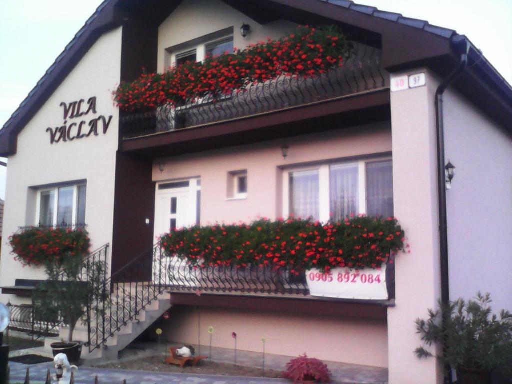 un edificio con macetas en los balcones en Vila Václav, en Podhájska