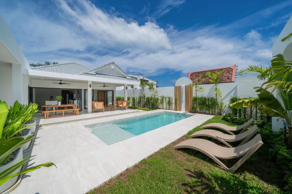 una imagen de una villa con piscina en Brand New 4BR Balinese Style Pool Villa Kaia just 5 min drive from NaiHarn Beach, en Rawai Beach