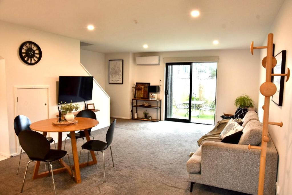 Close to Arena and one kilometer from Railway station onsite EV car park - Resim 5