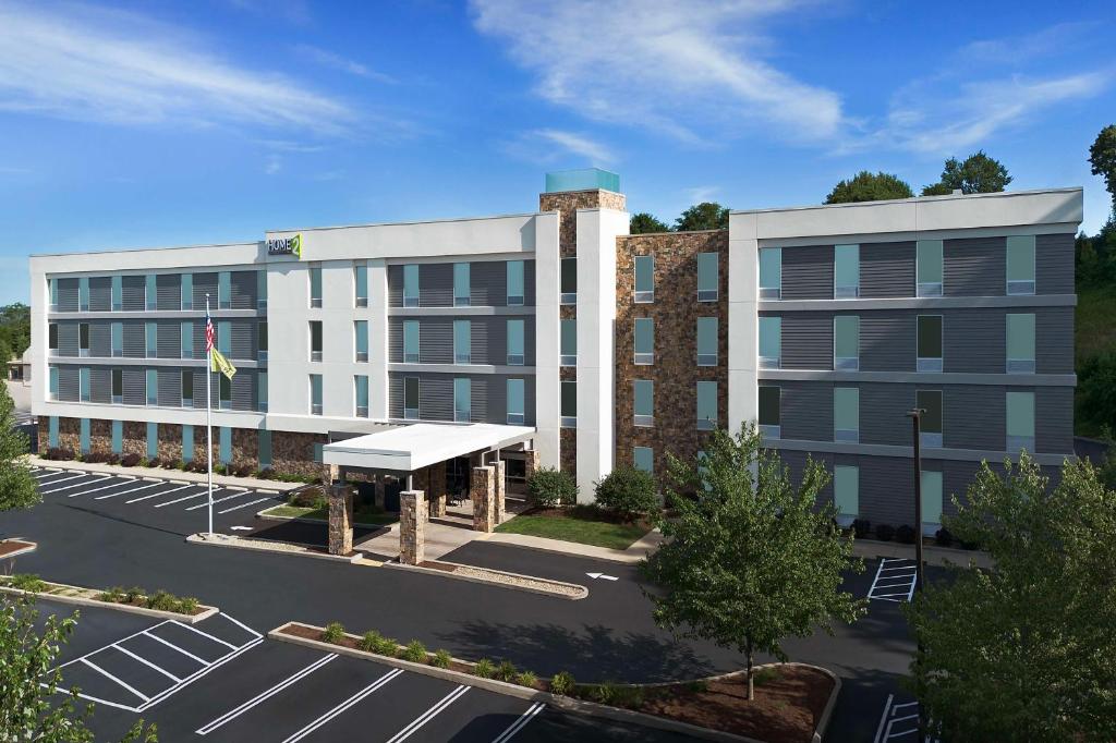 McCandless TownshipHome2 Suites by Hilton Pittsburgh - McCandless, PA的带有停车场的建筑物的鸟瞰图
