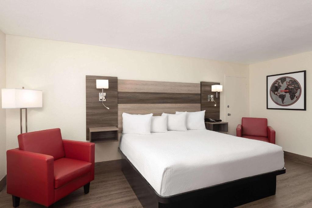 Postel nebo postele na pokoji v ubytování Ramada by Wyndham Kingman