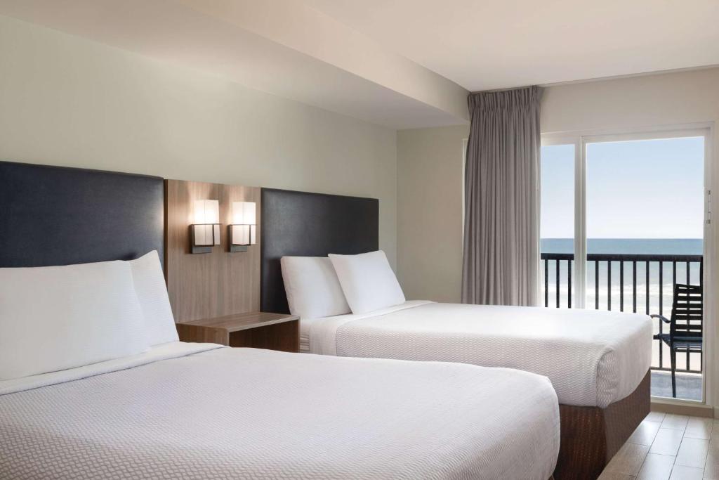 La Quinta by Wyndham Oceanfront Daytona Beach photo