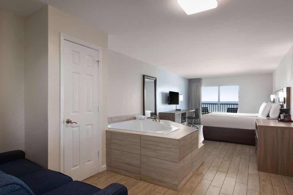 La Quinta by Wyndham Oceanfront Daytona Beach photo