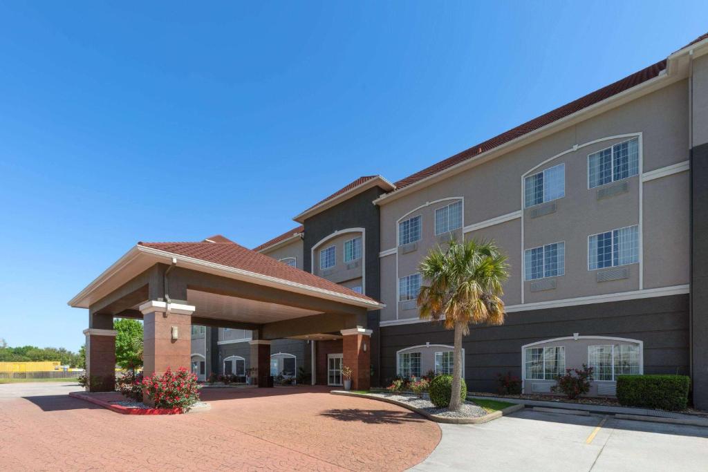 ディアー・パークにあるLa Quinta by Wyndham Deer Parkの前にヤシの木がある建物