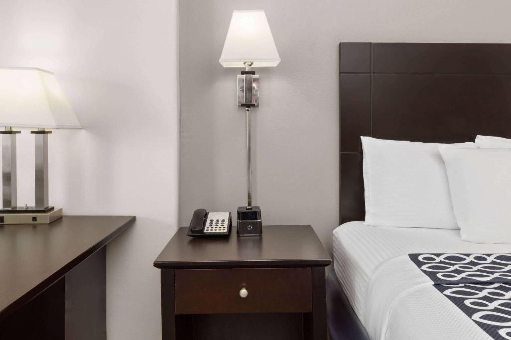 La Quinta by Wyndham Deer Park photo