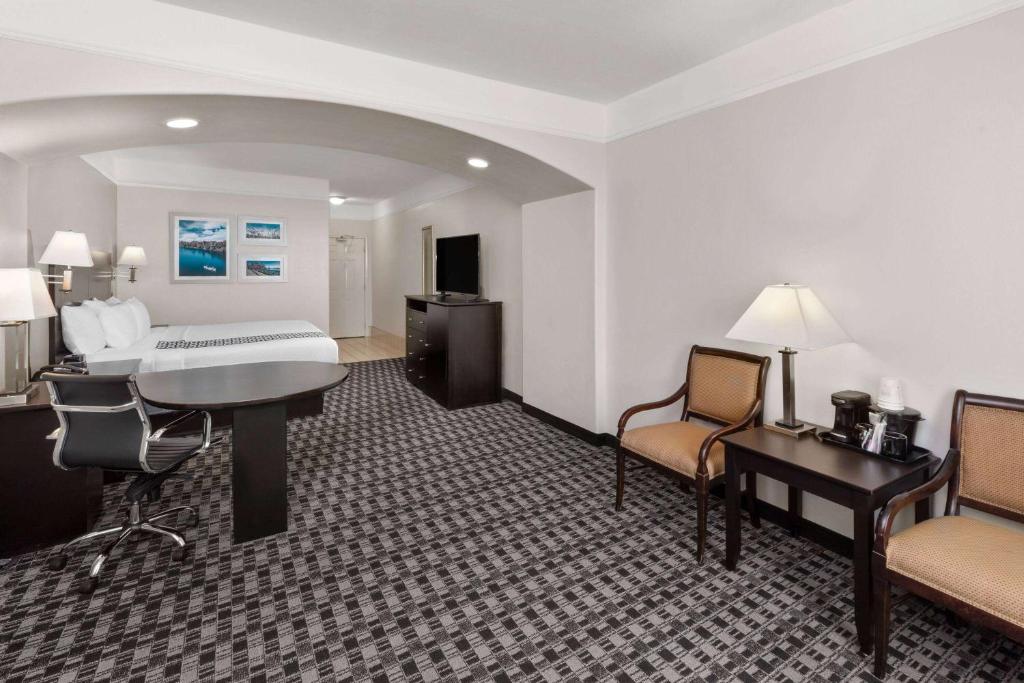 La Quinta by Wyndham Deer Park photo