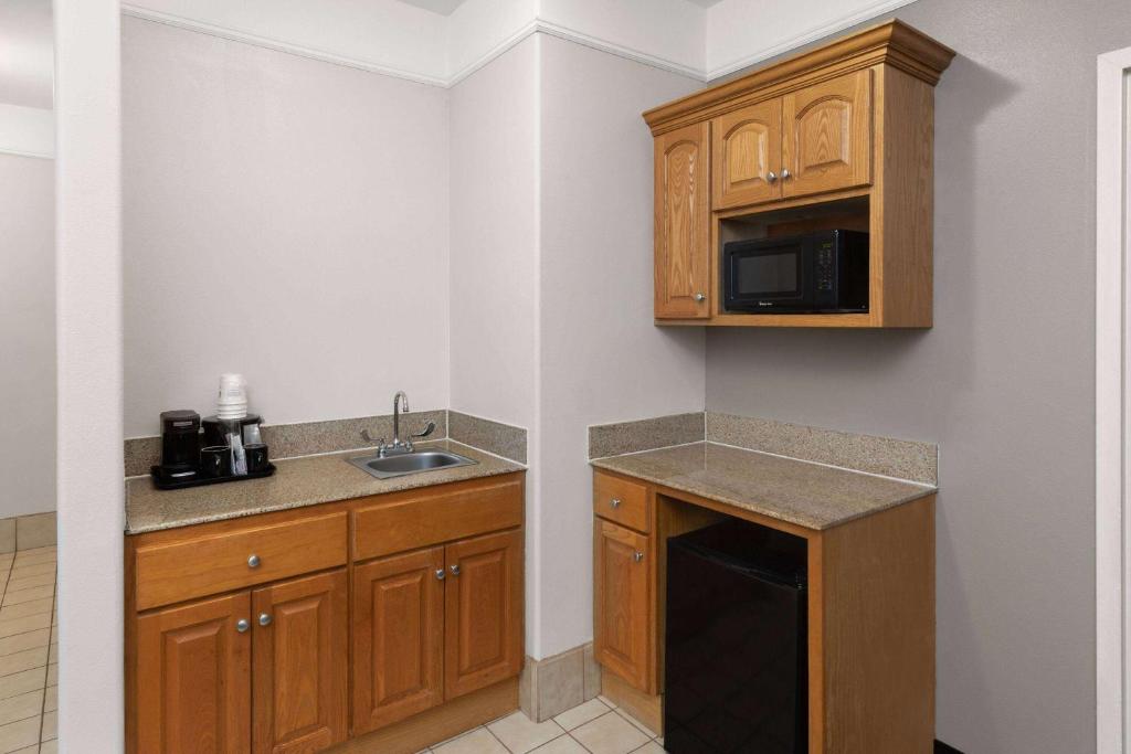 La Quinta by Wyndham Deer Park photo