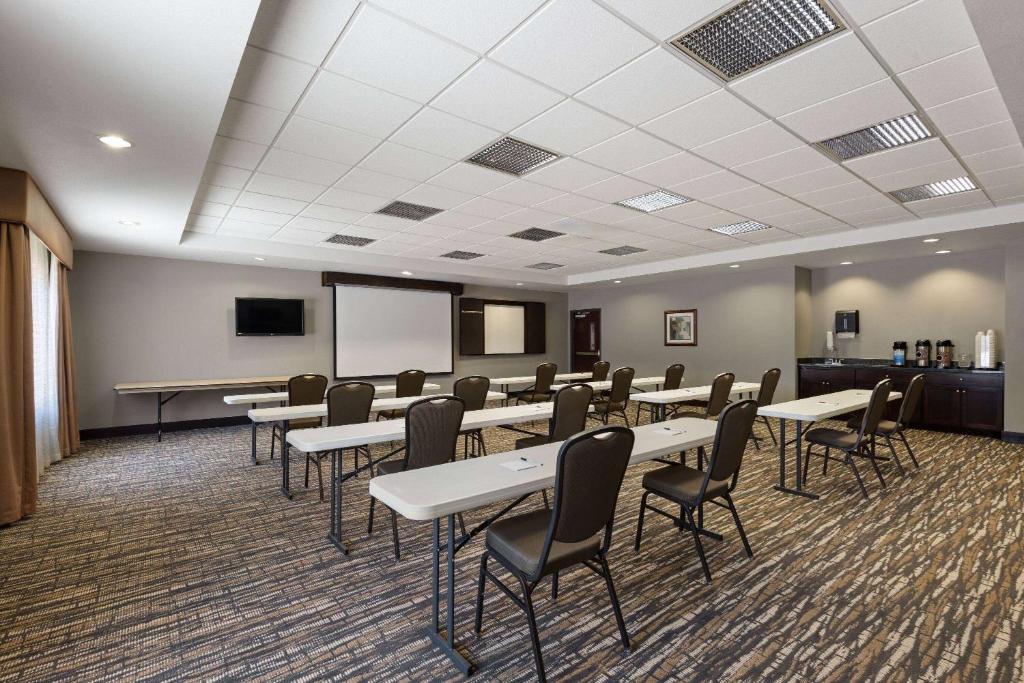 La Quinta by Wyndham Sioux Falls photo