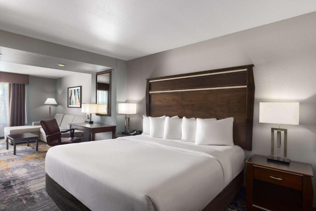 La Quinta by Wyndham Sioux Falls photo