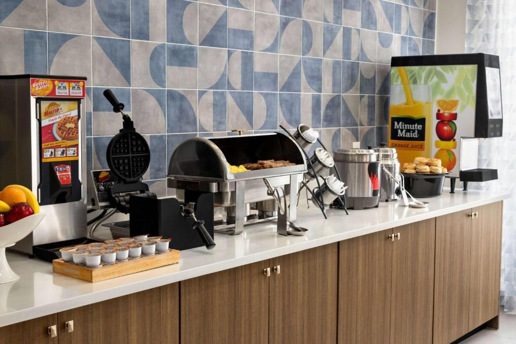 La Quinta Inn & Suites by Wyndham Springfield Airport Rte 66 photo