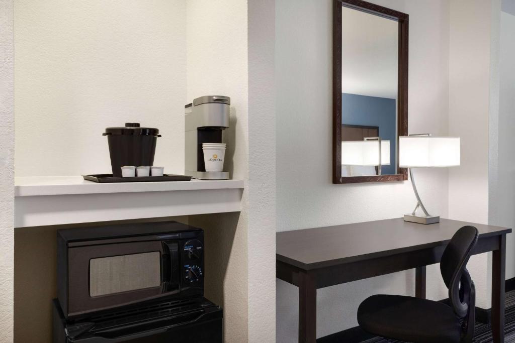 La Quinta Inn & Suites by Wyndham Springfield Airport Rte 66 photo