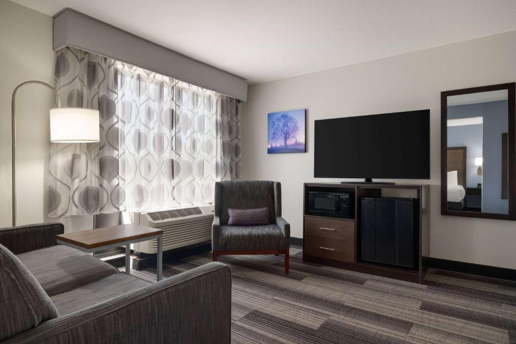 La Quinta Inn & Suites by Wyndham Springfield Airport Rte 66 photo