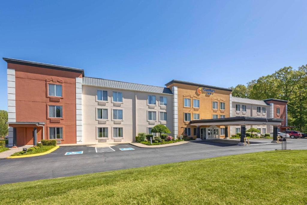 an empty parking lot in front of a building at Comfort Inn in Dickson