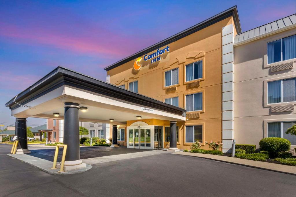 a hotel with a sign on the front of it at Comfort Inn in Dickson