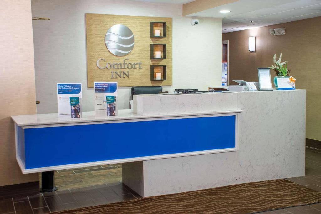 a lobby with a blue counter in a hospital at Comfort Inn in Dickson