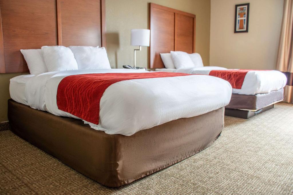 two large beds in a hotel room with at Comfort Inn in Dickson