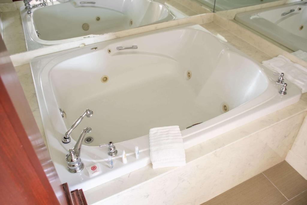 a bath tub with two faucets in a bathroom at Comfort Inn in Dickson