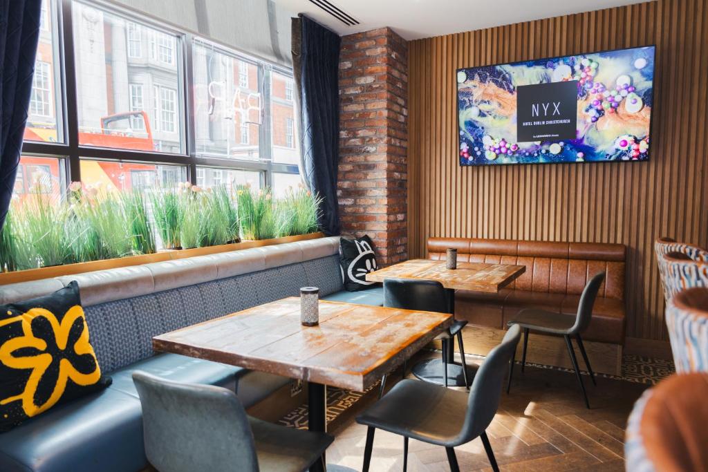 Uma TV ou centro de entretenimento em NYX Hotel Dublin Christchurch