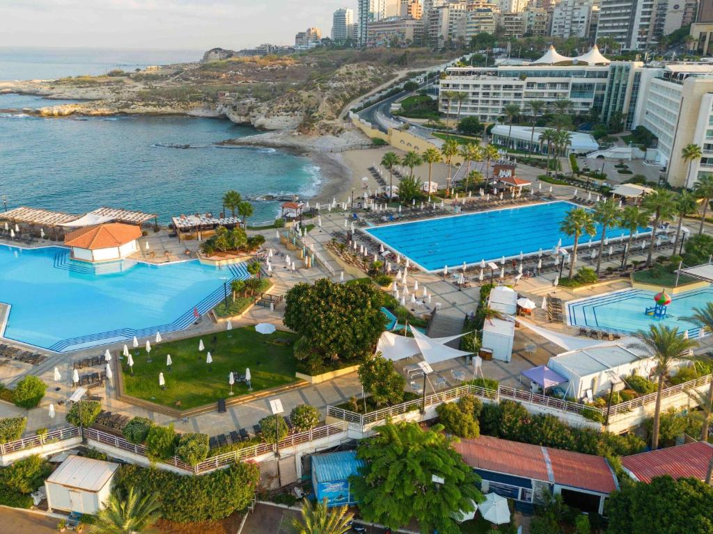 Bazén v ubytování Mövenpick Hotel Beirut nebo v jeho okolí