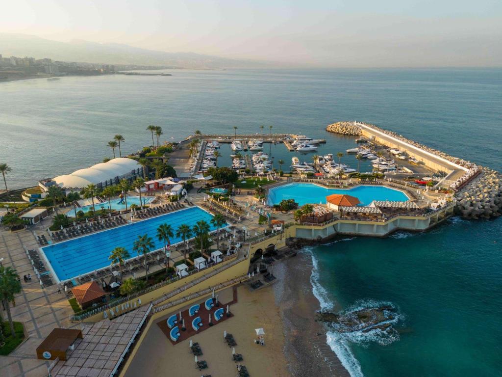 Bazén v ubytování Mövenpick Hotel Beirut nebo v jeho okolí