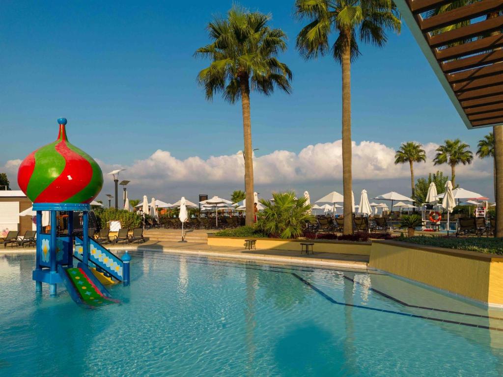 Bazén v ubytování Mövenpick Hotel Beirut nebo v jeho okolí