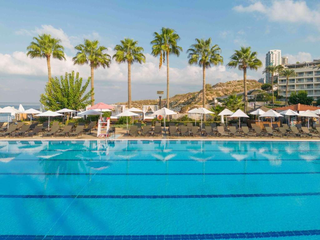 Bazén v ubytování Mövenpick Hotel Beirut nebo v jeho okolí