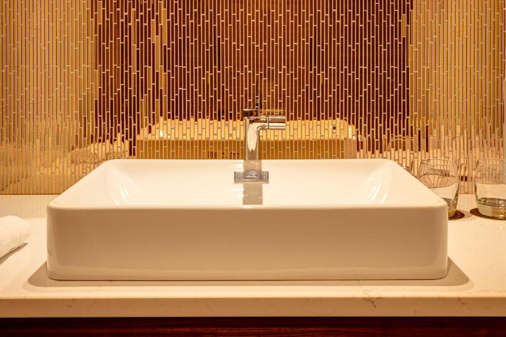 Um banheiro em NYX Hotel Dublin Christchurch
