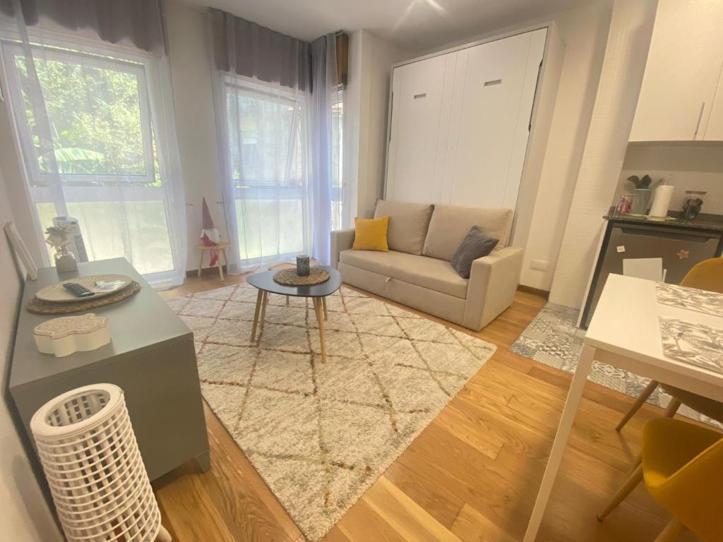 una sala de estar con un sofá y una mesa en Falperra Estudio, en Vigo