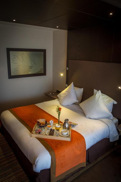 Postel nebo postele na pokoji v ubytování Hôtel & Spa Vatel