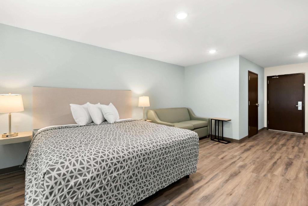 WoodSpring Suites Savannah West Chatham Parkway - King Suite With Sofa - Non Smoking