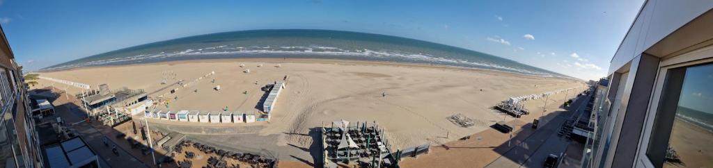 an aerial view of a beach and the ocean at Appartement vue sur mer - Splendide localisation! in Sint-Idesbald