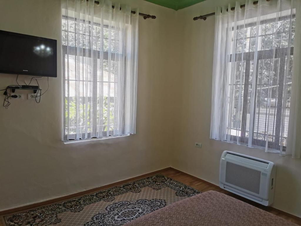 TV a/nebo společenská místnost v ubytování GM Tirana Hostel